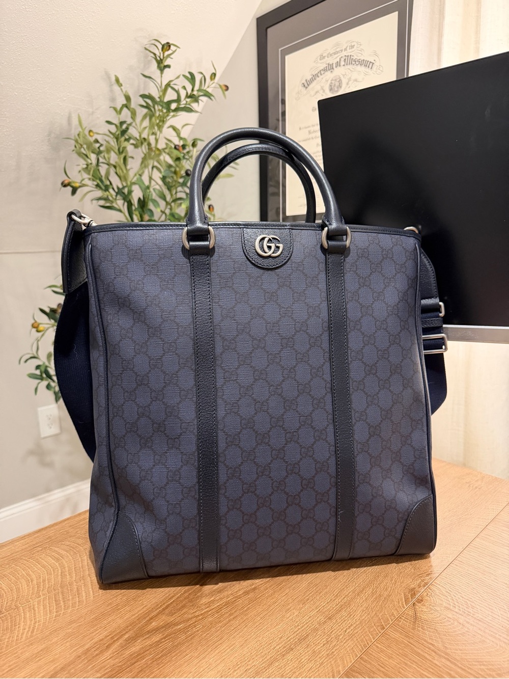 Authentic Gucci GG Supreme Canvas Tote in Navy/Black – Mint Condition